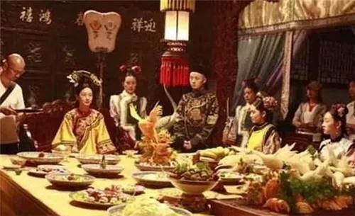 穿越清朝吃瓜看戏,品瓜赏戏,尽览大清风云