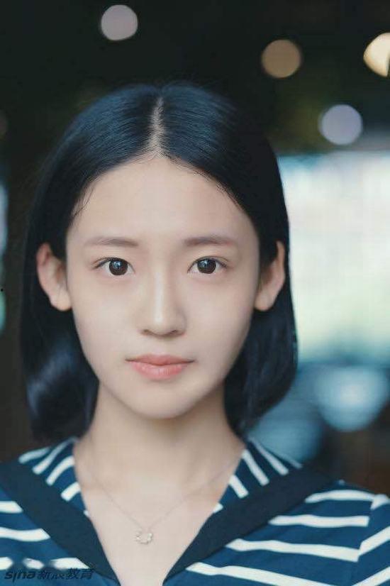 天津校花吃瓜,瓜果飘香,甜蜜一夏