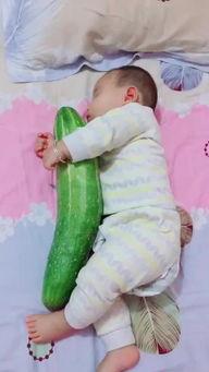 孩子请妈妈吃瓜,孩子请妈妈吃瓜，温馨瞬间定格