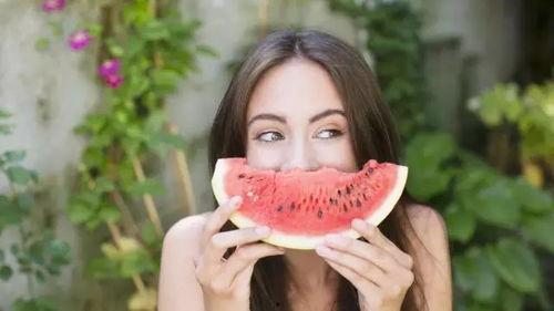 孩子请妈妈吃瓜,孩子请妈妈吃瓜，温馨瞬间定格