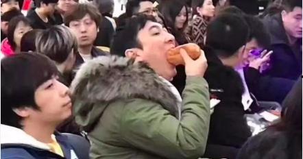 吃瓜后续情侣,吃瓜群众见证的甜蜜爱情进化史