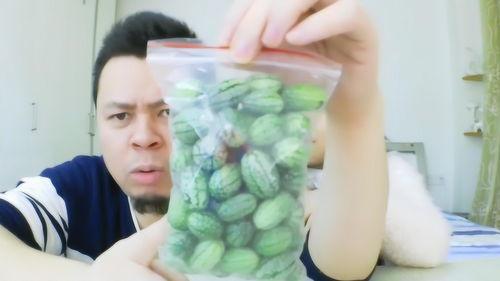 吃货馋着吃拇指瓜