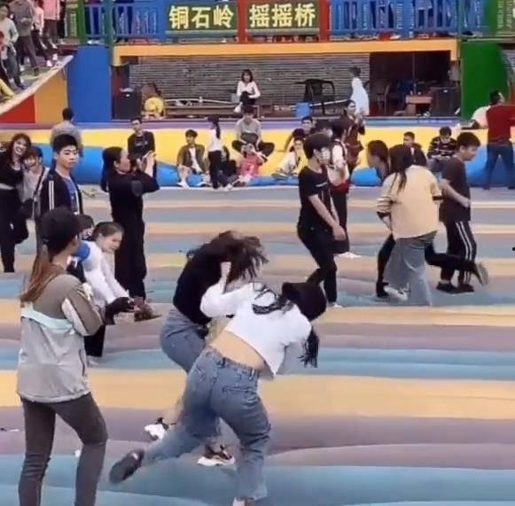 两美女打架吃瓜,一场吃瓜群众的视觉盛宴