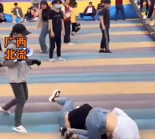 两美女打架吃瓜,一场吃瓜群众的视觉盛宴