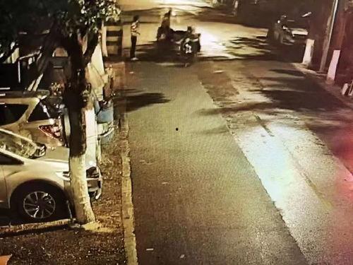 吃瓜路人摔骨折,引发网友热议