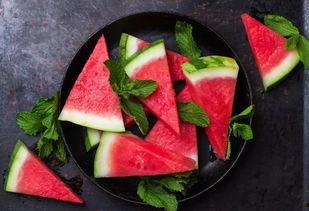 做小板凳吃瓜,共享悠闲时光的温馨瞬间