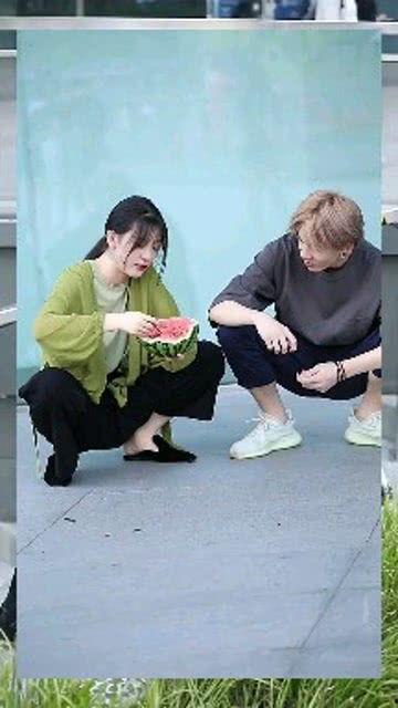 宿舍小姐姐吃瓜,小姐姐们的欢乐吃瓜时光