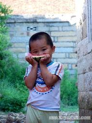 帅哥吃瓜照片高清,吃瓜瞬间魅力四溢