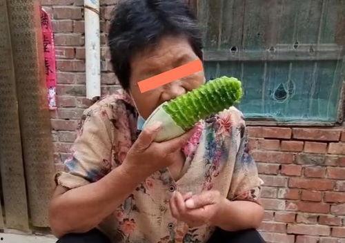 吃瓜的婆婆,笑谈家常