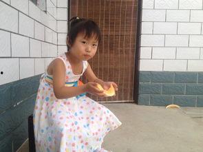 和宝宝直播吃瓜,萌态十足，网友直呼可爱到爆