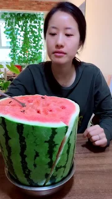 海南吃瓜放盐,吃瓜不忘放盐，独特风味揭秘