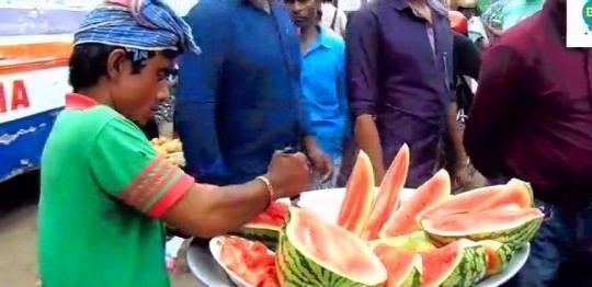 国外街头偷笑吃瓜,揭秘国外“吃瓜”文化现象