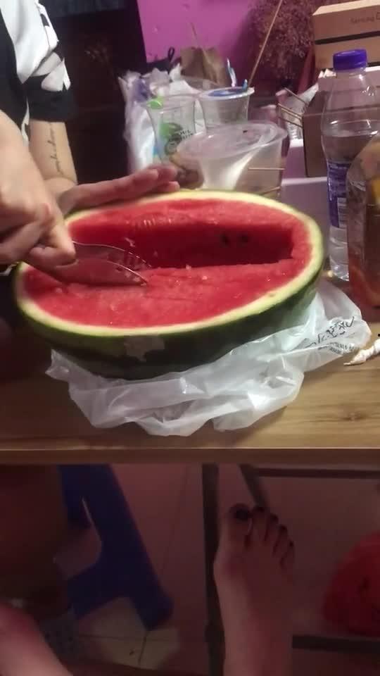 宿舍露脸吃瓜,揭秘校园生活的小确幸